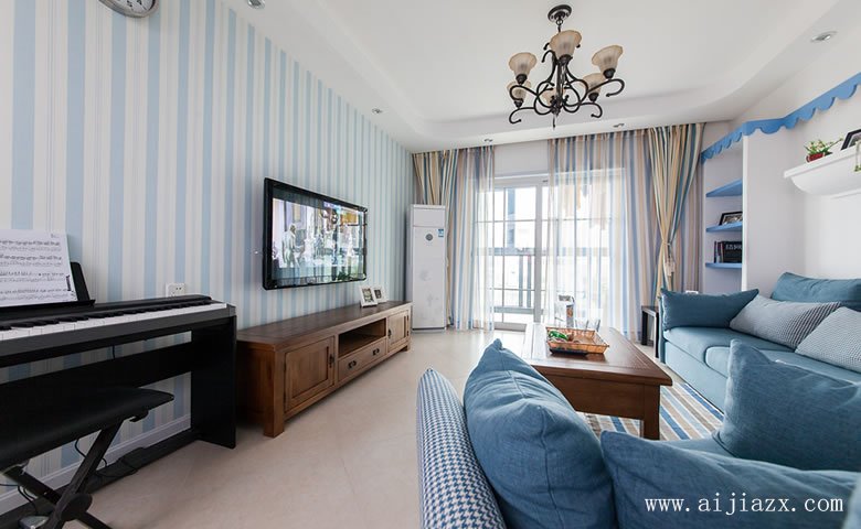 簡單純凈的地中海風(fēng)格客廳裝修效果圖